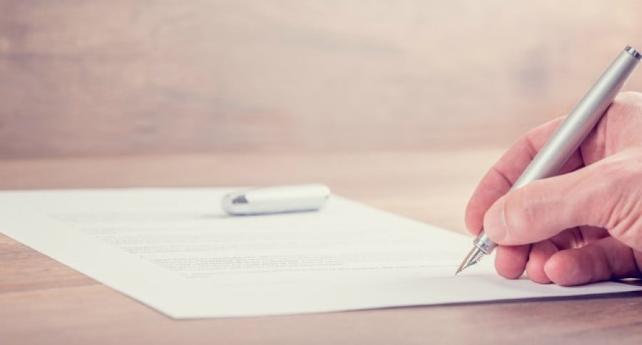 Closeup_of_signing_contract